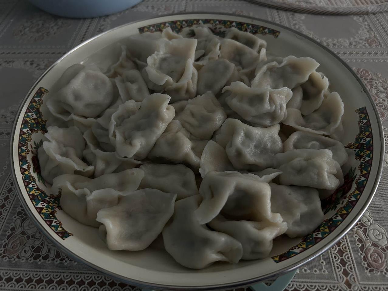 我打电话给登机前的妻子，告诉她我包了她喜欢吃的茴香馅饺子，她果然很惊讶。她知道
