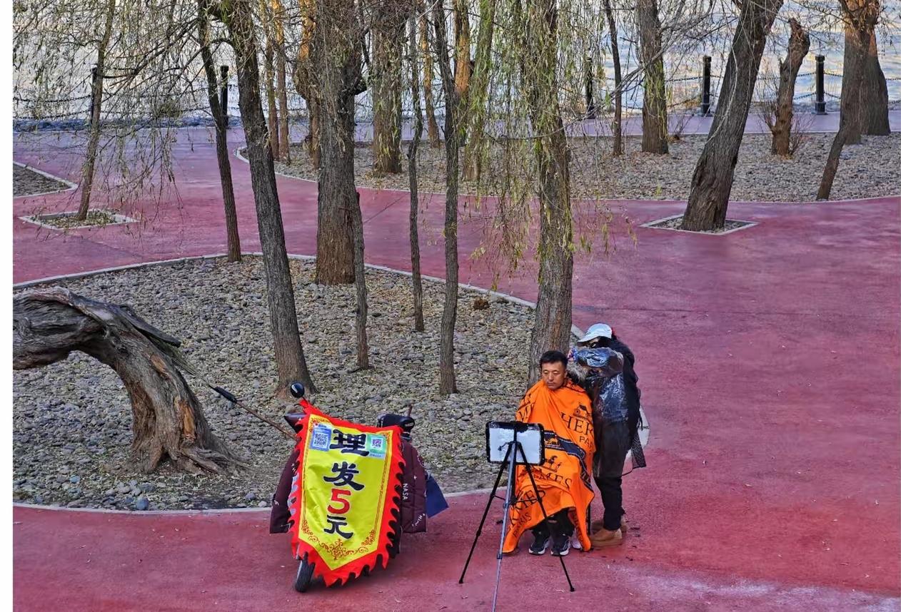 兰州现在到处都是五元的理发，小区的门口黄河的边上都是他们工作的地方。多人都说