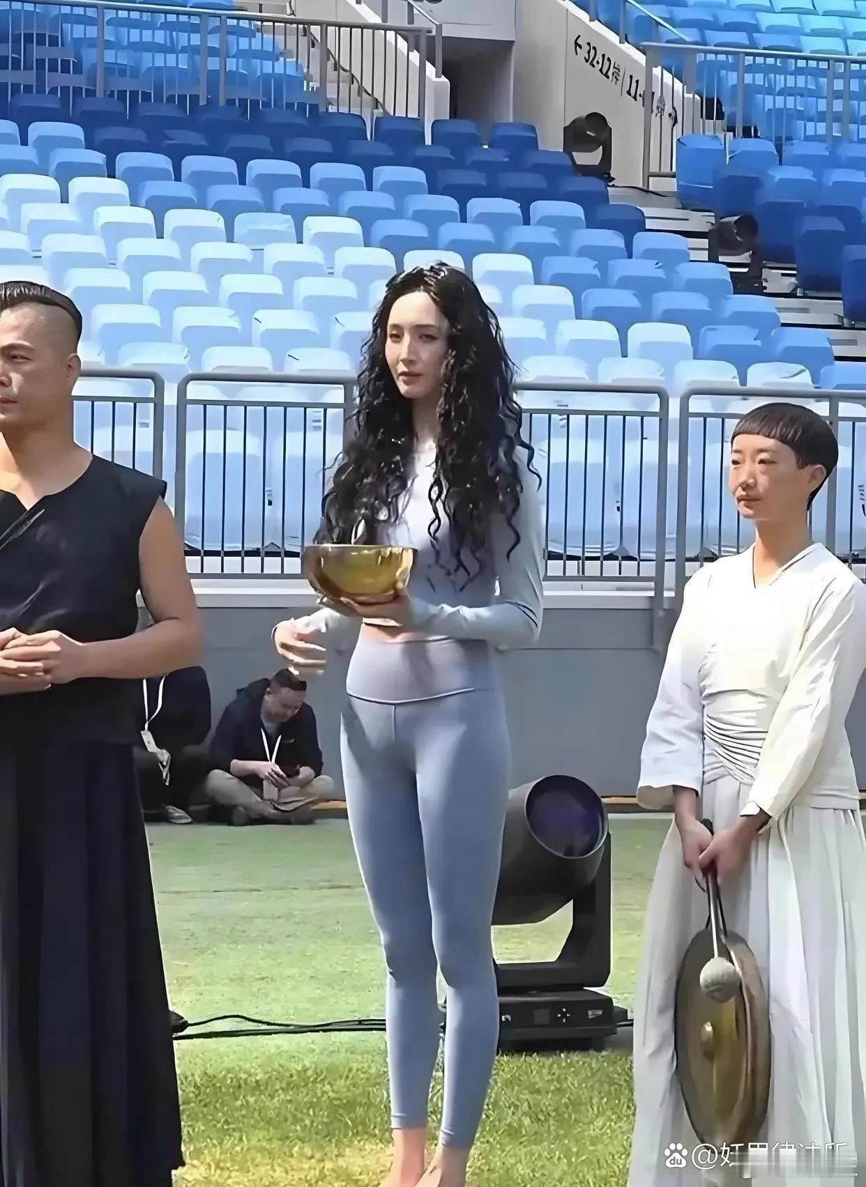 我滴个天！万万没想到啊！她本人比电视里还要漂亮，难怪那么多人喜欢她