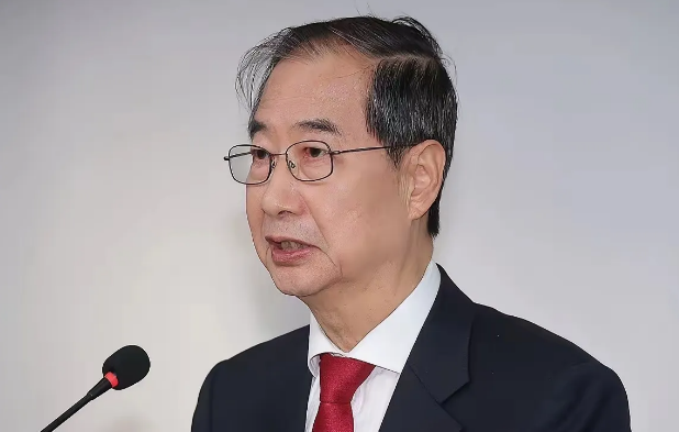 刚刚从韩国传来最新的消息，韩国原总理韩德珠的家里突然间遭到搜查。很明显的，这时候