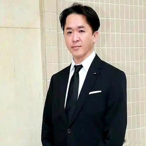 香港有个被称为“最怂”的富二代邓兆尊，守着15亿遗产躺吃27年，如今