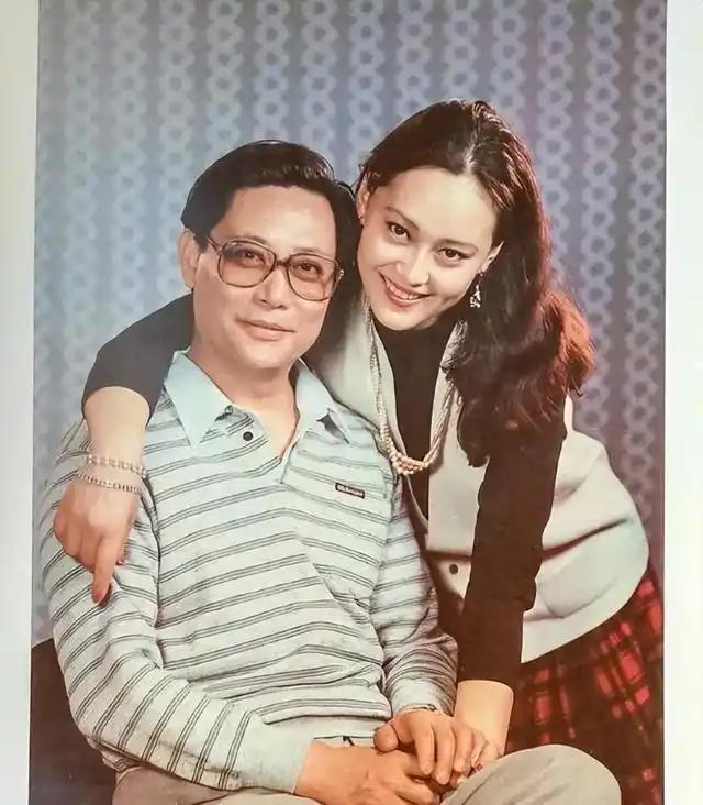 1983年，21岁的宋佳嫁给了42岁的京剧泰斗张学津，对方比她大21岁，