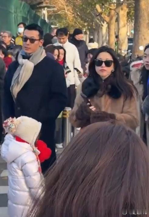 大家都不要羡慕朱珠因为我们永远都成为不了她单有一点我们就做不到，那就是她那顶