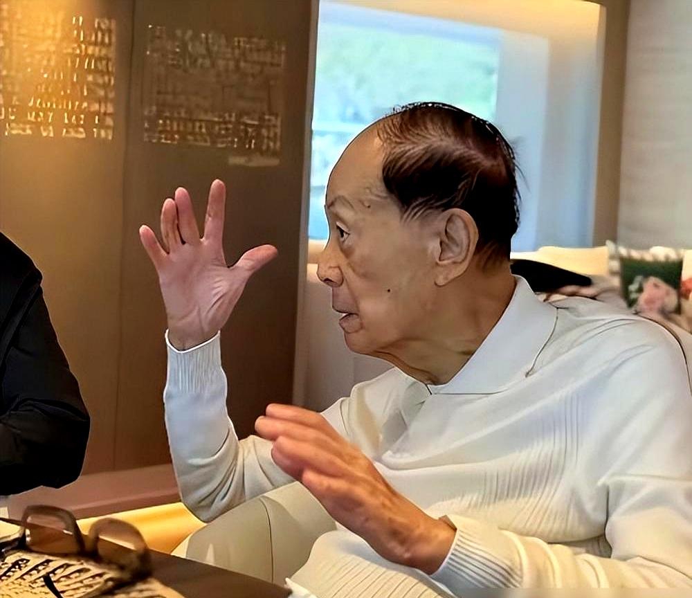 看清没？李嘉诚活得久，秘诀不是多吃青菜。97岁还能去火锅店挥洒自如，和名医许