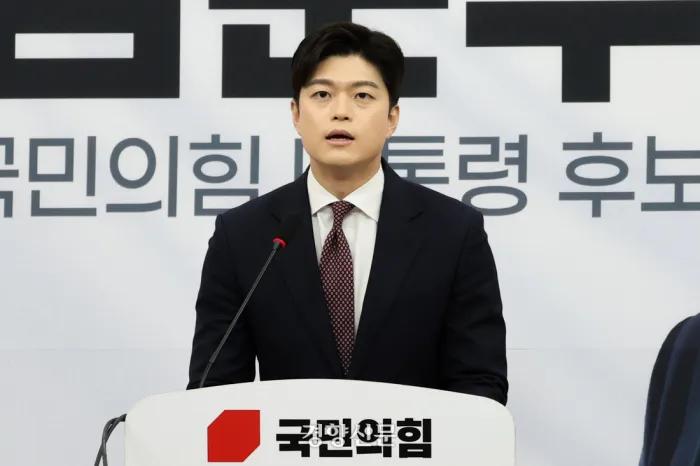 金龙泰：尹锡悦退党必须本周解决，下午将直接联络国民力量党非常对策委员金龙泰于