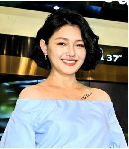 姐姐走了，小S一家想了个办法纪念她。他们把姐姐的东西做成七条项链，送给亲友，真