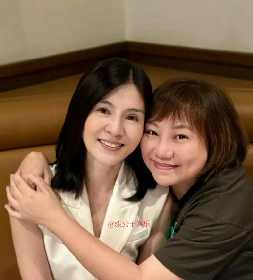51岁的杨采妮回港与好友相聚，友人分享了合照并写道"真正的好朋友是～纵使不常相见