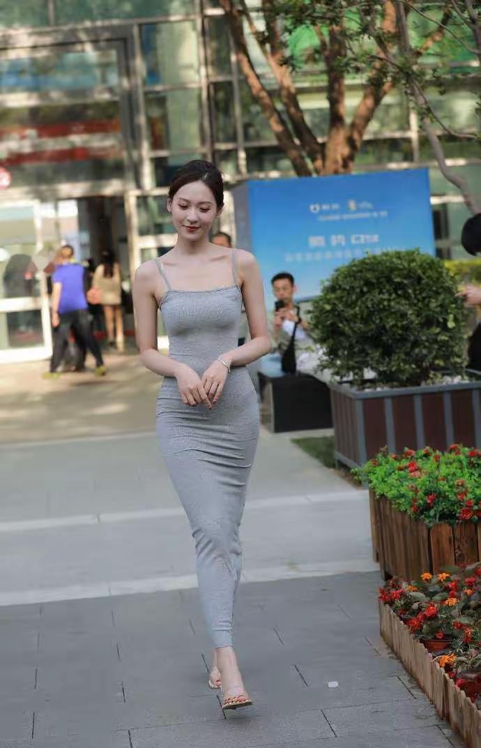 优雅气质，时尚穿搭，自信步伐，都市风情你见过穿着简单打扮很气质的女人吗你遇到过