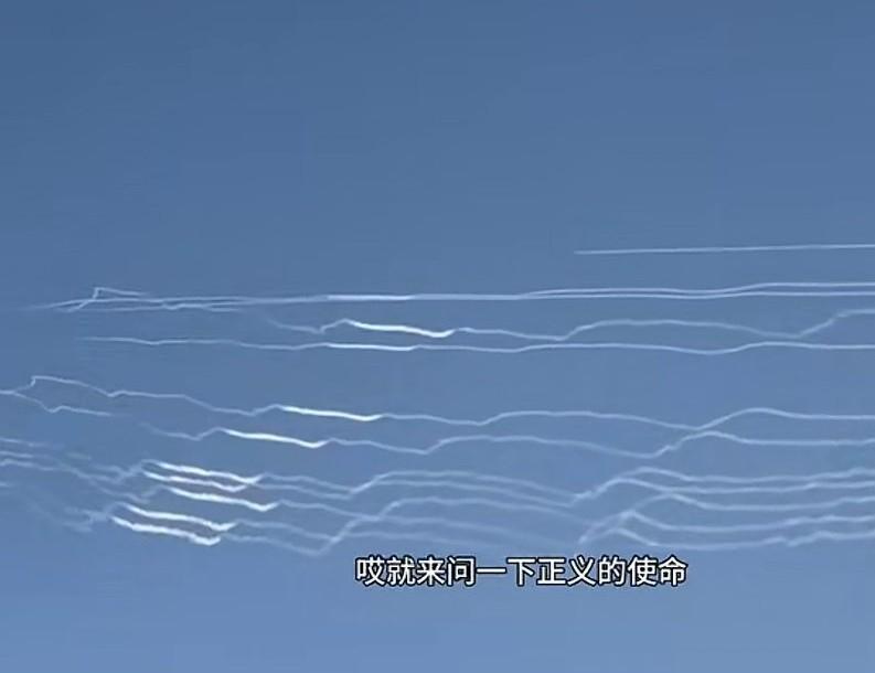 这是在福建省，由网民拍摄的《正义使命-2025军演》我军导弹发射后，在空中形成的