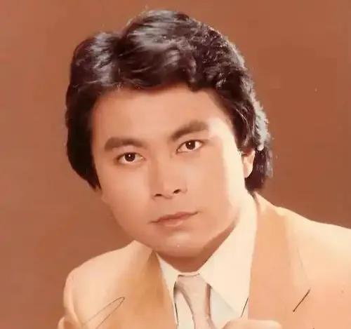 亚视台柱刘志荣去世17周年！李力持晒两人昔日合照悼念5月15日，知名导演李力持