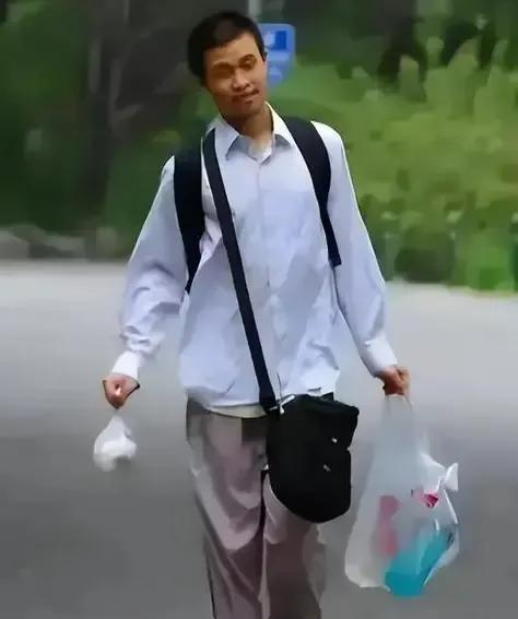 王铎：韦神终于得到了北大的爱最近，韦神掉了几颗门牙的消息，刷平网络。北大漠