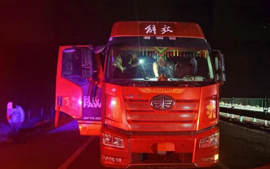 “太离谱了！”鄂尔多斯高速公路执勤人员例行巡查时，发现一辆内蒙古牌照