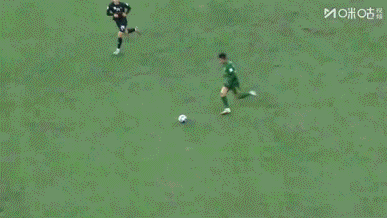 咱就说麦克阿瑟这支球队真的就是鱼腩，你看他的守门员多么业余，在禁区外手球犯规，