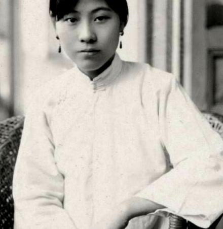 1949年初，时任重庆市市长的杨森，暗中派人将自己最亲近的侄女诱骗至一处荒僻的林