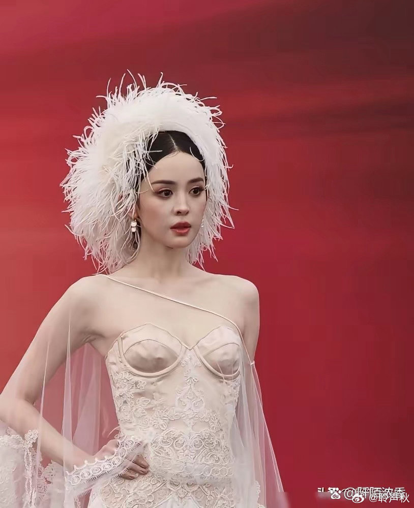 古力娜扎肋骨根根分明，衣服是不是小了一码​​​