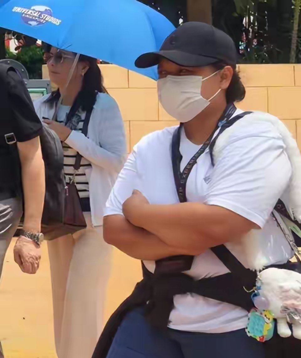 郭富城带全家新加坡游玩！小2岁岳父给他背包撑伞，2女儿嘴凸明显