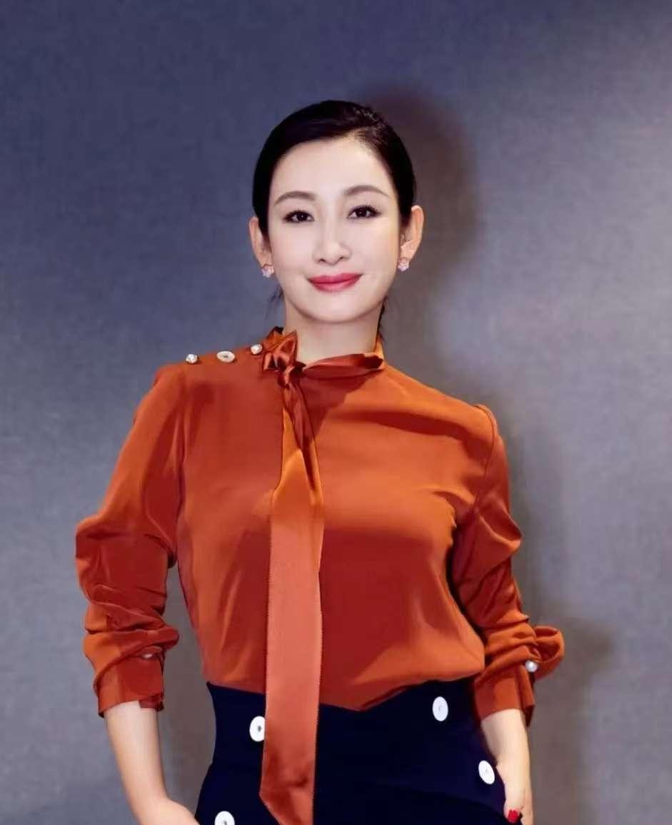 张嘉译第三次和秦海璐合作了，在采访中他说了句大实话，他说，秦海璐根本不是电视里那