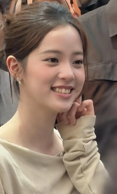 欧阳娜娜，笑起来是真有小酒窝的，真美！迷亖娜粉啦！小鹏汽车是懂流量密码的。感觉何