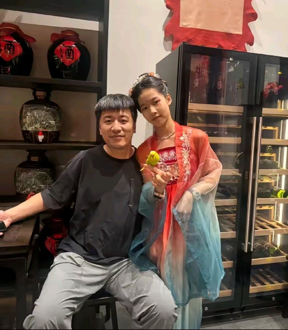 张雪峰去世，最难过的不是他的父母，也不是他的妻子，而是他11对的女儿