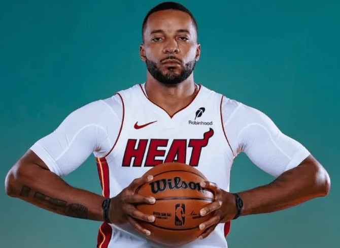 快船这是裁员裁到大动脉了吗？快船没有鲍威尔这个最稳定的得分点，现在进攻真的是太