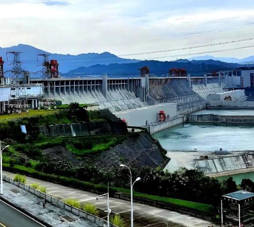 一开始，三峡大坝本来计划修150米高，水库最远能淹到四川长寿县。后来，重庆市委给