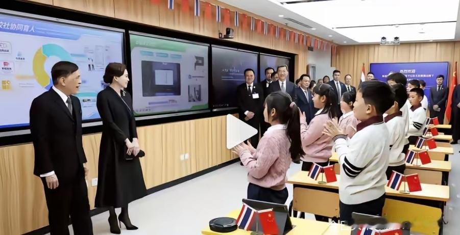 泰王夫妇这次北京访华，直接解锁“和蔼模式”，反差萌拉满！13日刚到机场，就有中国