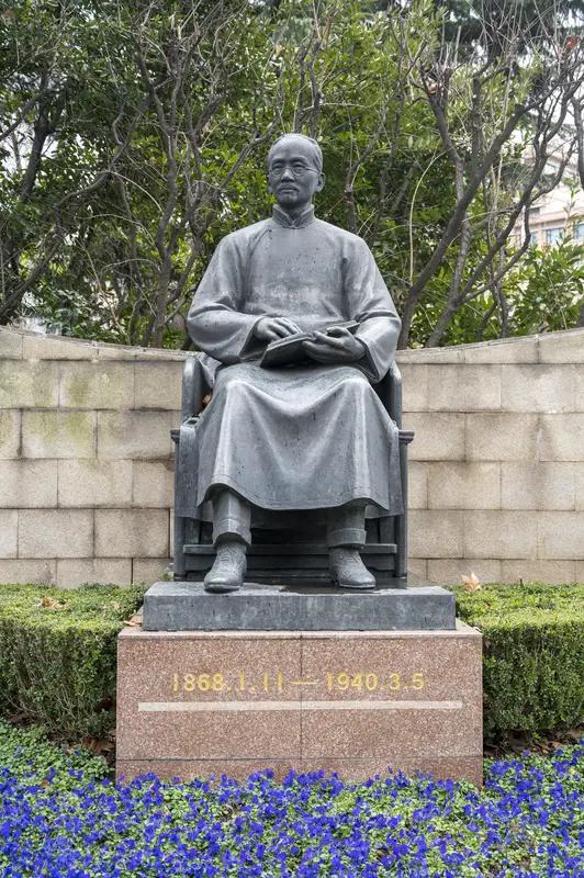 现在还真是想辞校长都辞不掉，以前可是想当校长当不上。今年有一个校长自己学校各方面