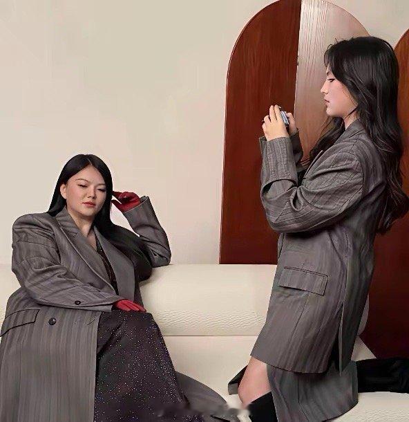 王诗龄回国后和妈妈李湘一起拍摄新片，母女俩身着同系列灰色西装亮相。