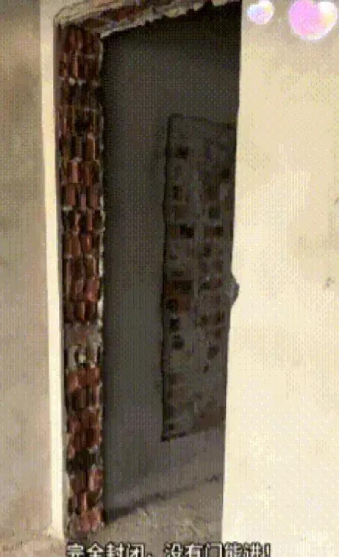 广西一女子装修自家顶楼复式，把主卧墙砸到一半，背后突然传出空响，工人再凿，露出一