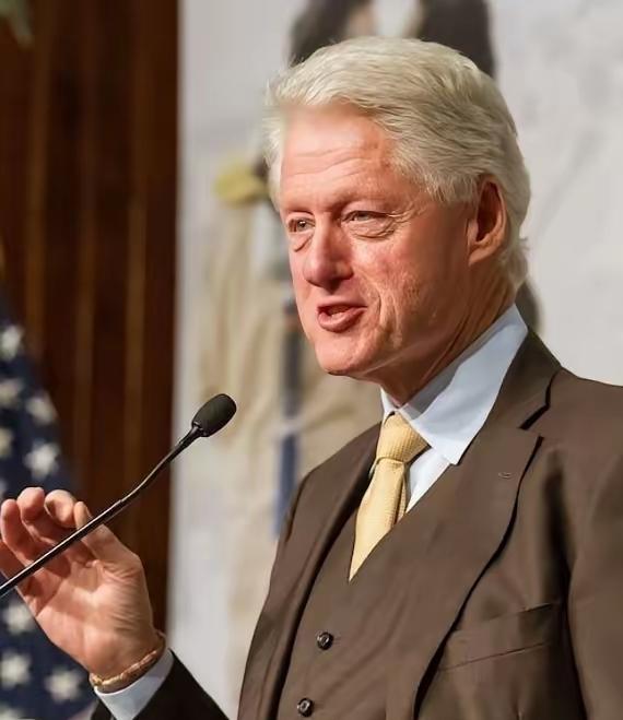 宜将剩勇追穷寇，不可沽名学霸王。克林顿希望中国强大后，对美手下留情，可凡事要讲究