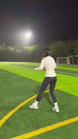 这个厉害了，这才是运动美，这位美女小姐姐基本功相当扎实，身材也是杠杠滴，胸部停球