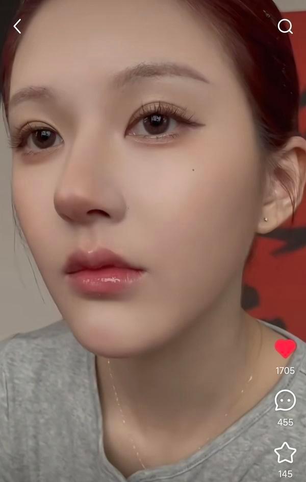 赵露思是不是不太上镜，她在自拍视频里还是挺好看的，五官比以前精致了很多，自己的化