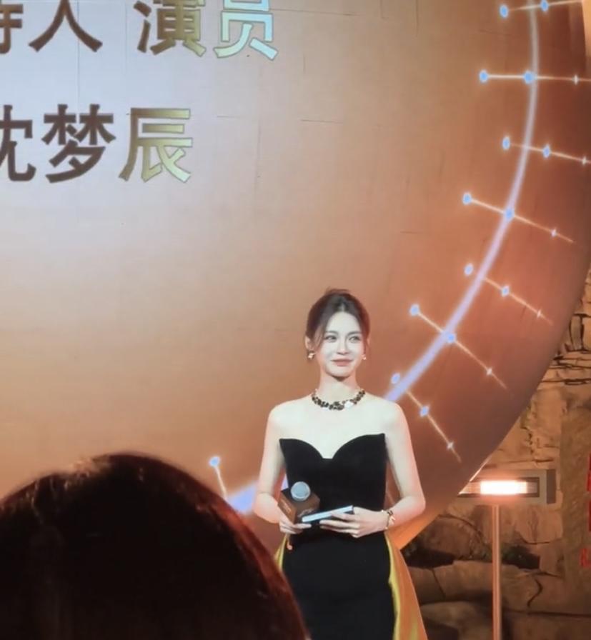 2025年9月欧莱雅新品发布会上，沈梦辰的亮相简直绝了。她穿着黑金抹胸开叉礼服裙