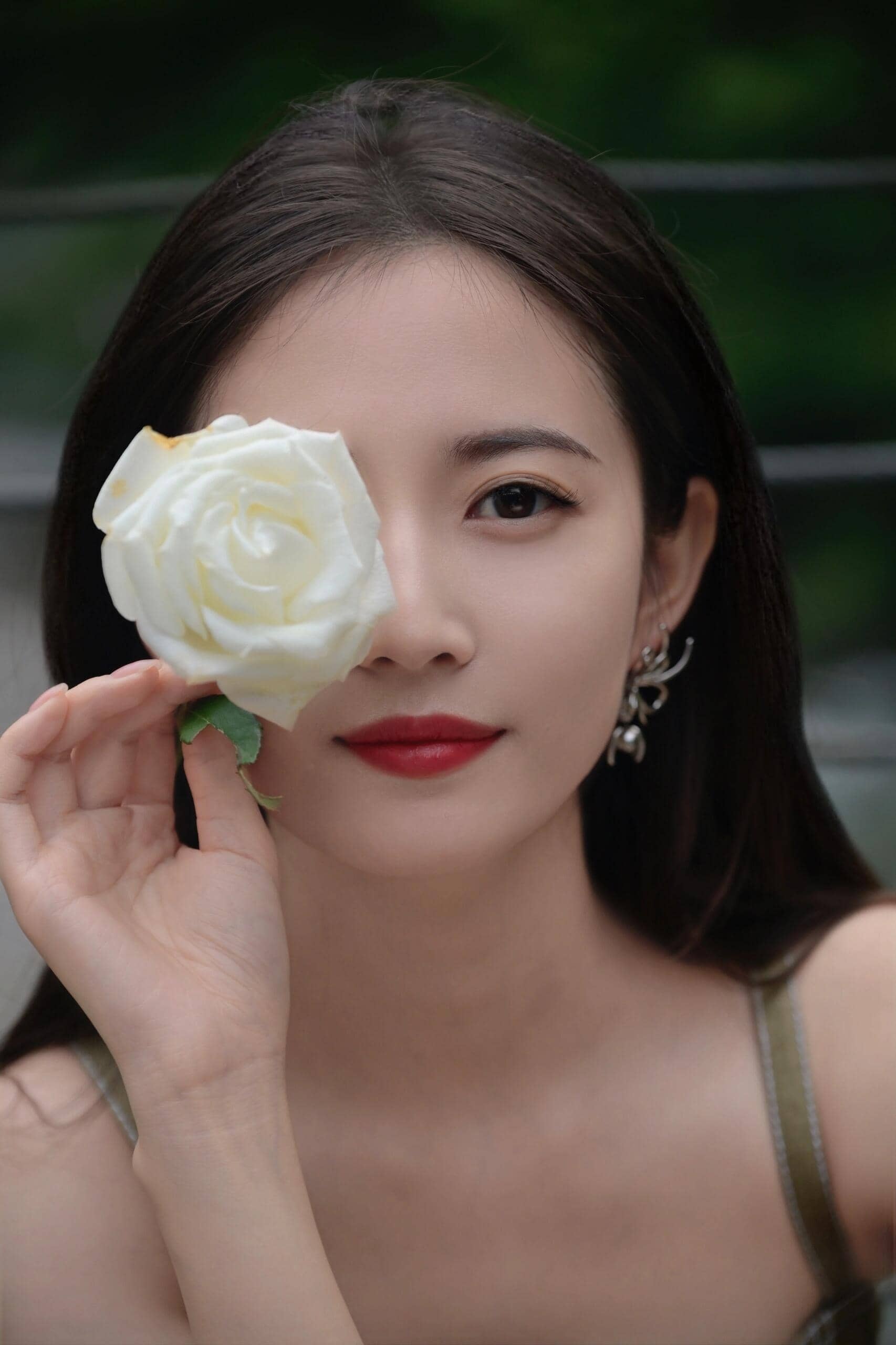 陈钰琪，穿吊带裙的鲜花少女​​​
