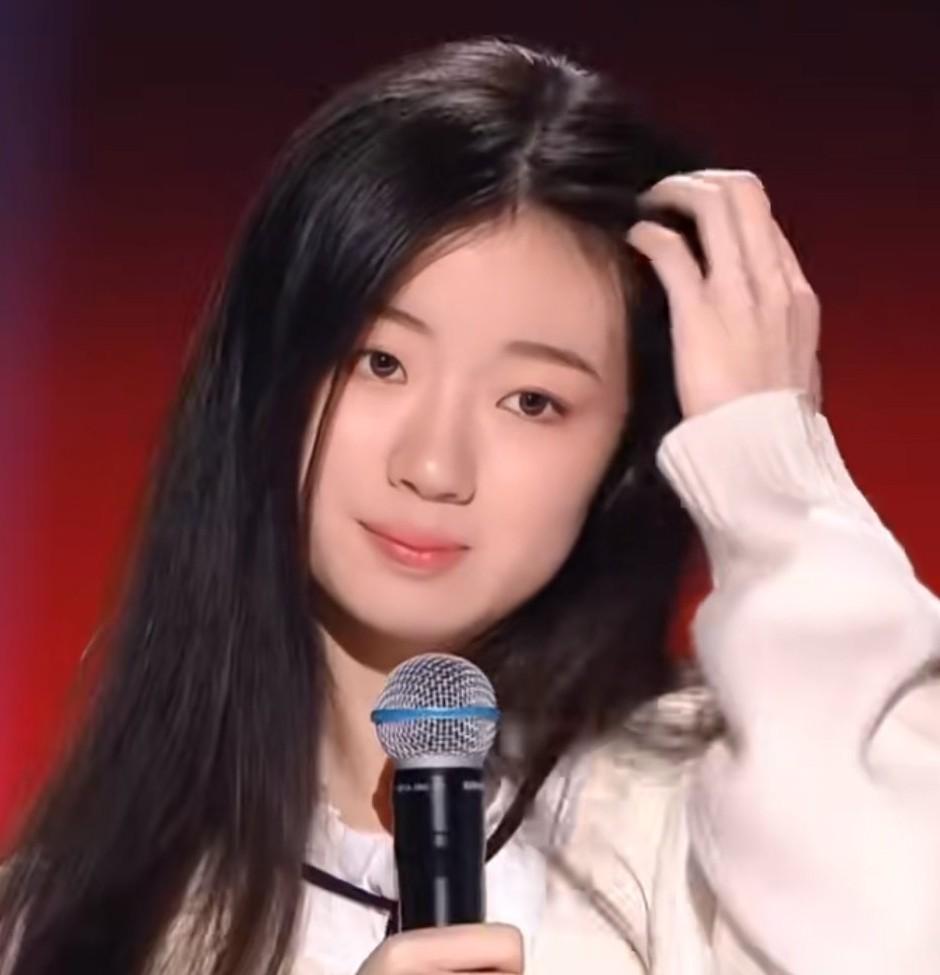 平平无奇还代言维密，没有自己的作品去开演唱会，还没获得原创作者授权就翻唱。单依纯