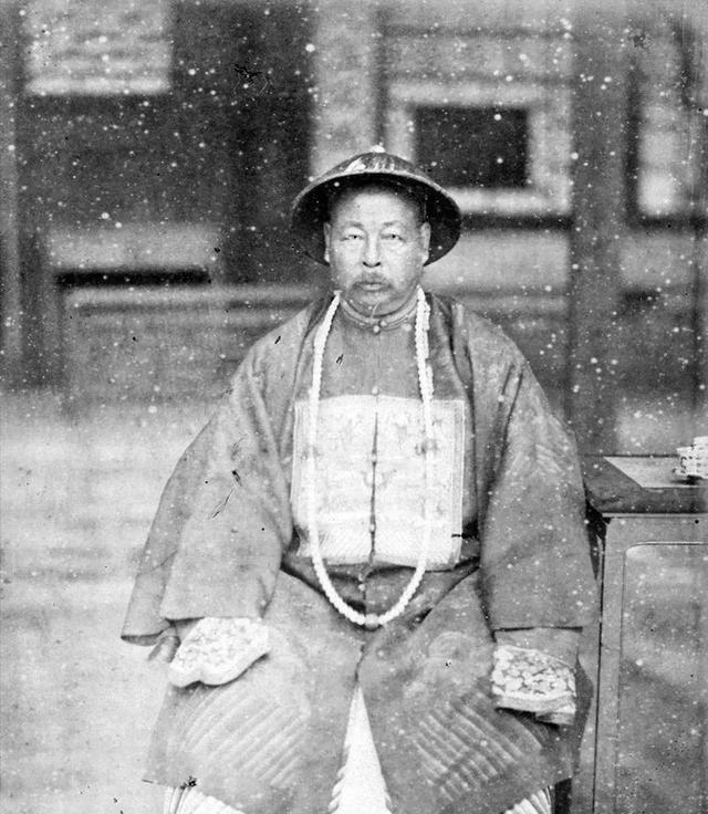 1958年的一天，为了修建战备公路，湖南长沙跳马镇白竹村村民将左宗棠墓挖开，发现