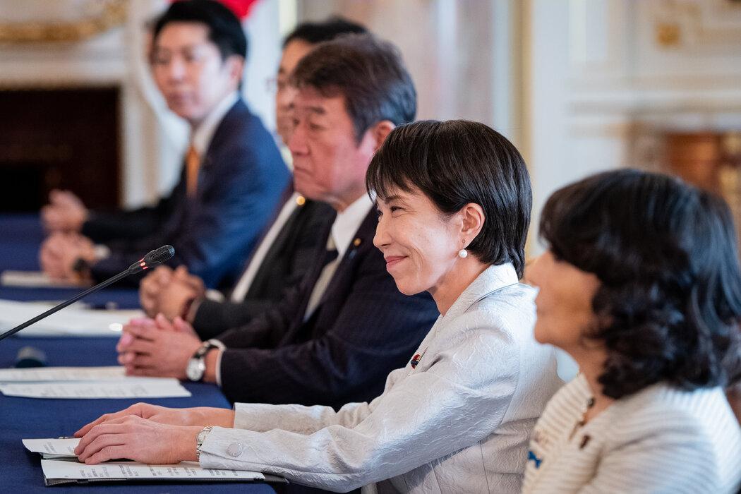 美媒今天报道：“中日僵局难解，高市早苗向特朗普求助：中方访美在即，高市与特朗普在