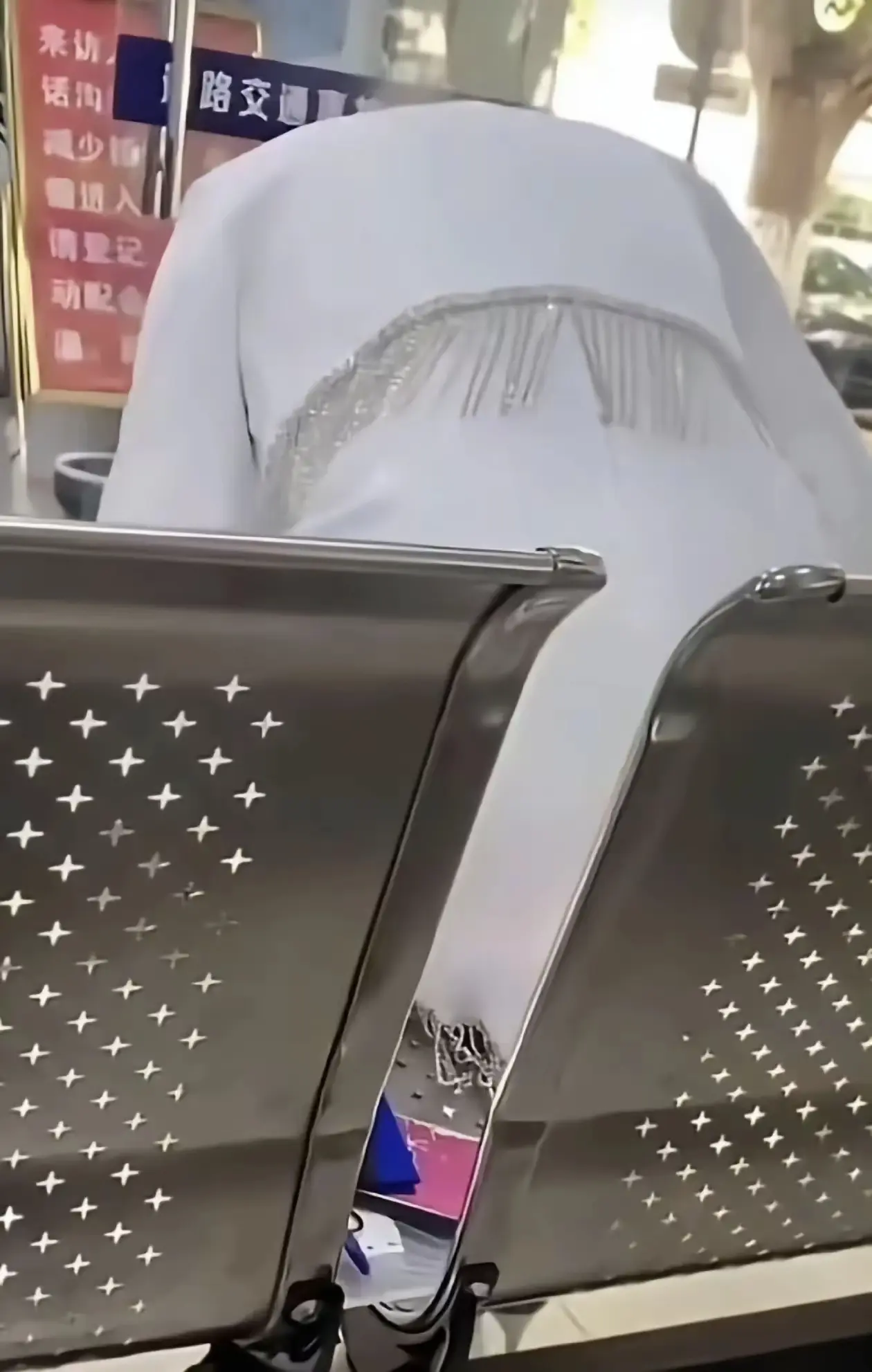 谁设计的椅子！这可咋办啊？