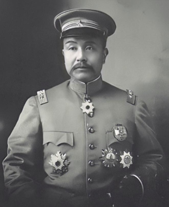 1916年，临死前袁世凯把儿子叫到床前：“你不要送葬，开枪打死穿红衣服的人”，几