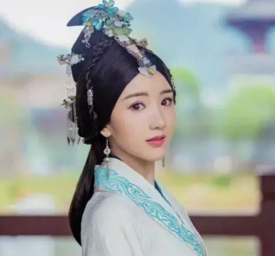 当年，毛晓彤的父亲疯狂控诉，身处娱乐圈的女儿的“不孝”，打着“生身父亲”的旗号，