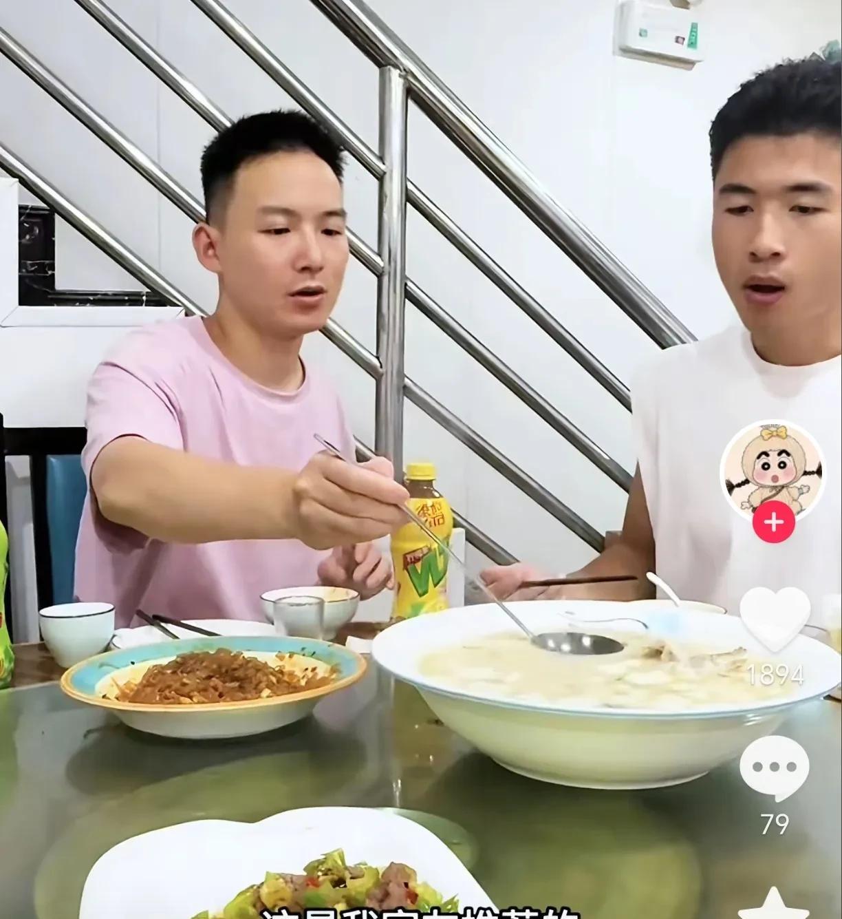 网友猜测没错。海军大妹找谢浩男相聚大妹果然是和海军，妈妈一起去学校探望谢浩男