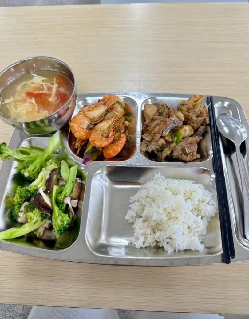 这是我女儿刚发给我的，大学食堂里的午饭，25这一份，值吗
