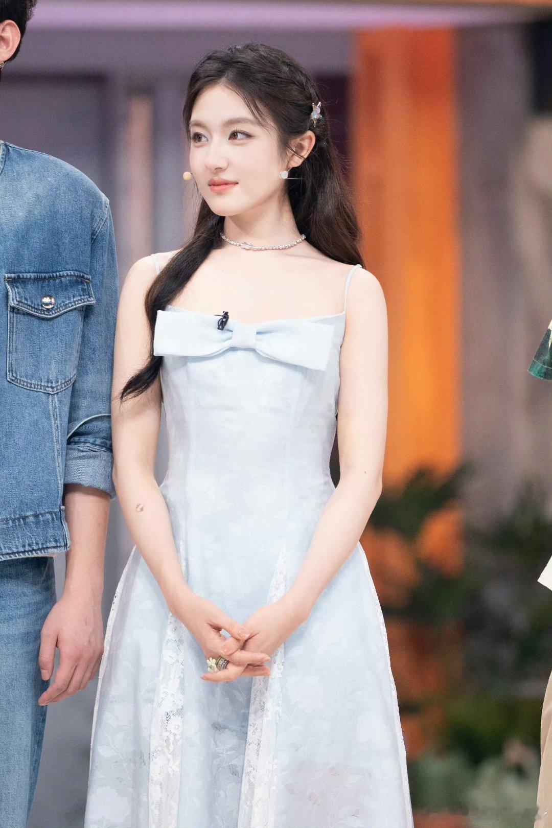 李兰迪蝴蝶结蓝裙李兰迪hi6美成啥样了蝴蝶结蓝裙衬得人温婉动人，灿烂笑容很有治愈
