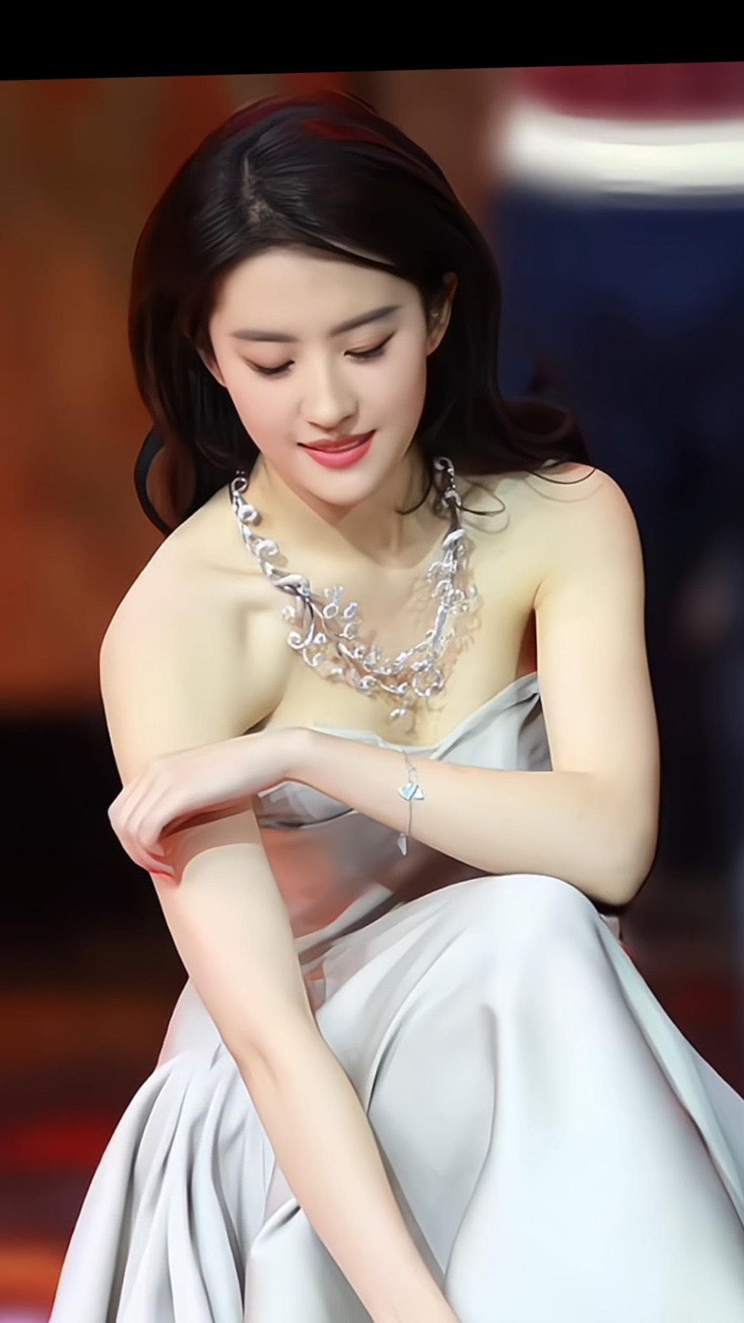 刘亦菲的美，究竟是皮相还是风骨？内娱从不缺漂亮的人，流水线的精致、浓艳的五