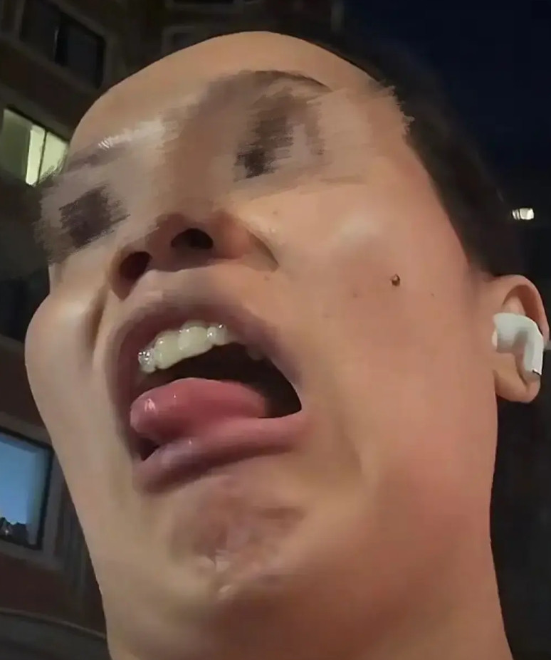 要求马路上和公共站台禁烟的网红被禁了，吸烟有男有女，法律和规则没有禁止，你们一通