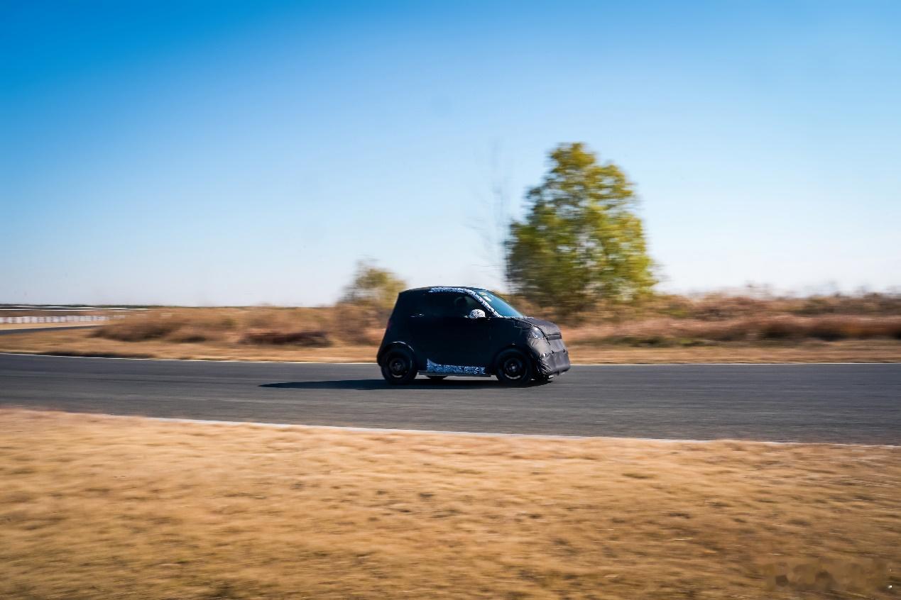 纯电smart精灵2号的革新进程超有看点！它基于全新ECA架构做道路测试，工程师