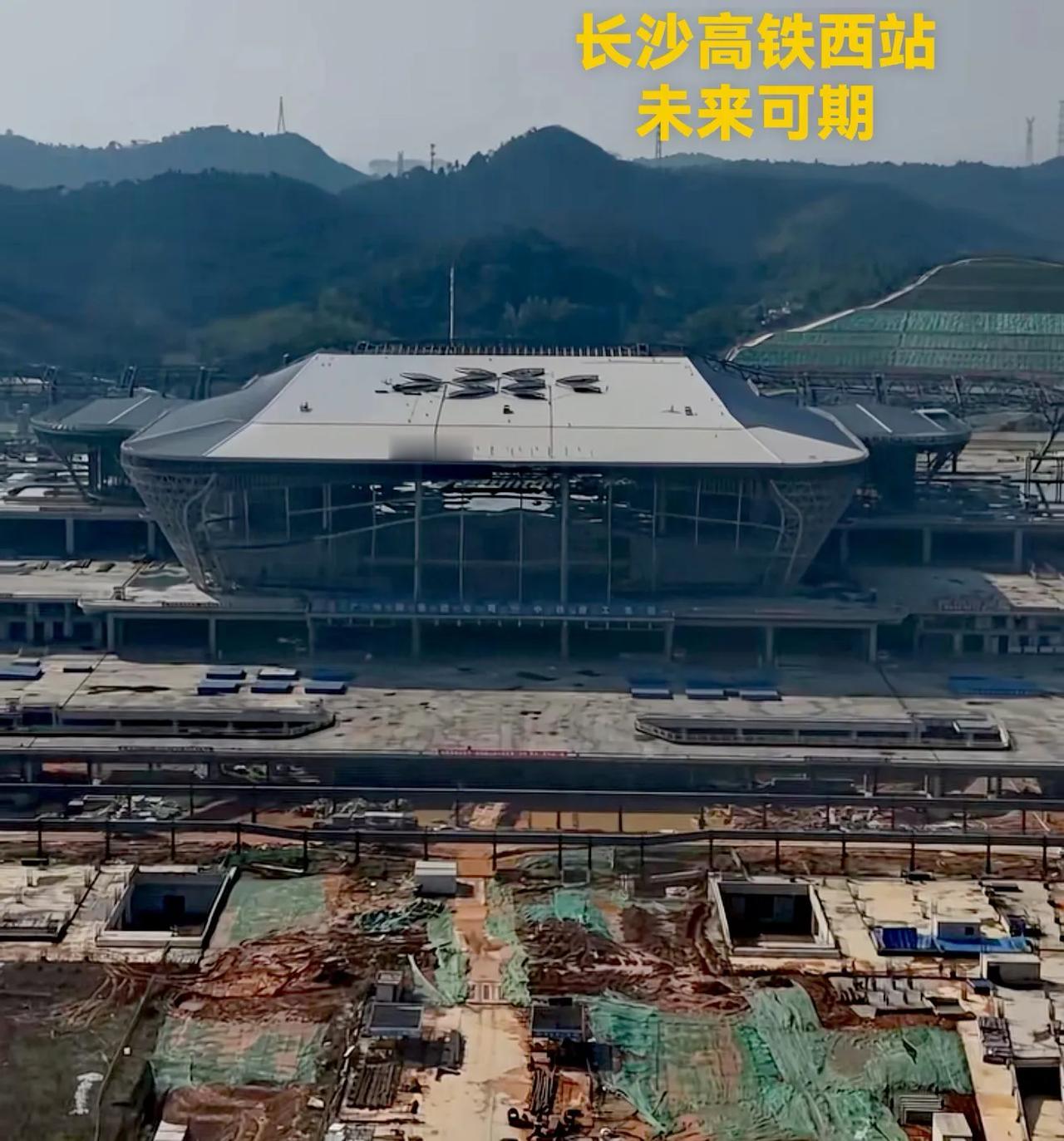 长沙目前已经拥有了两大高铁站，就是南站和西站。说实话，如果长沙高铁西站与长沙南站