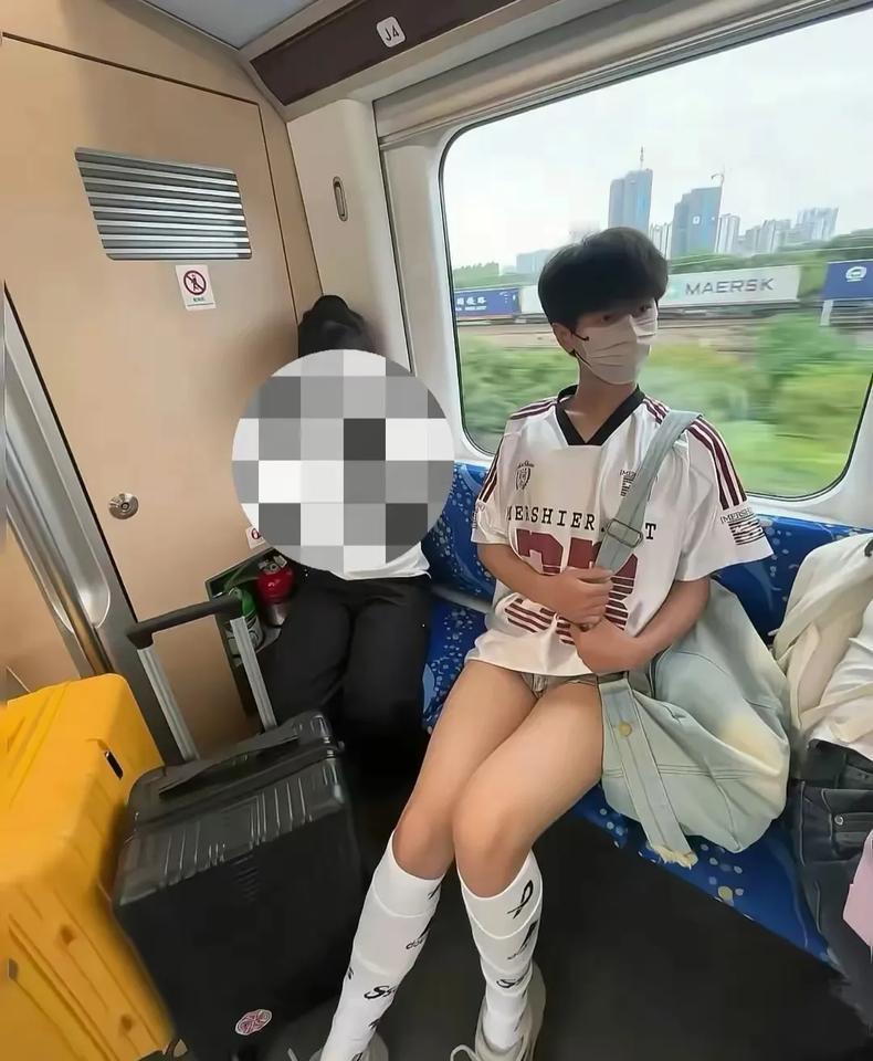 妥妥的O位。性取向不是问题，着装不得体才是问题，就算女孩子这样穿也不合适。希
