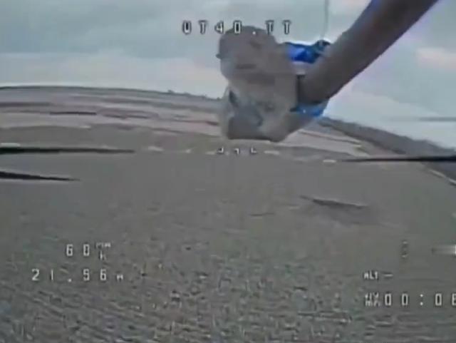 俄军无人机上，开始绑着小老鼠，这小老鼠是可以起到制导作用吗？前线俄军战壕里，到处