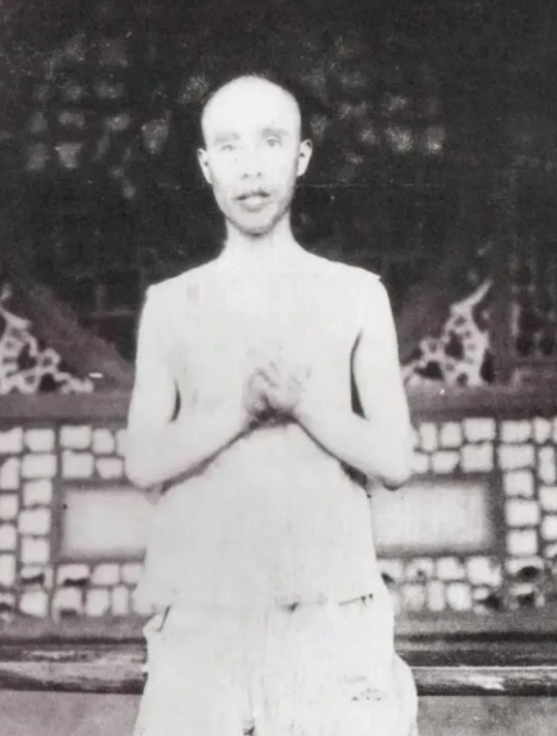 1907年，徐锡麟本来是高度近视，戴着一副厚厚的眼镜，但此时的他眼镜早已经在起义